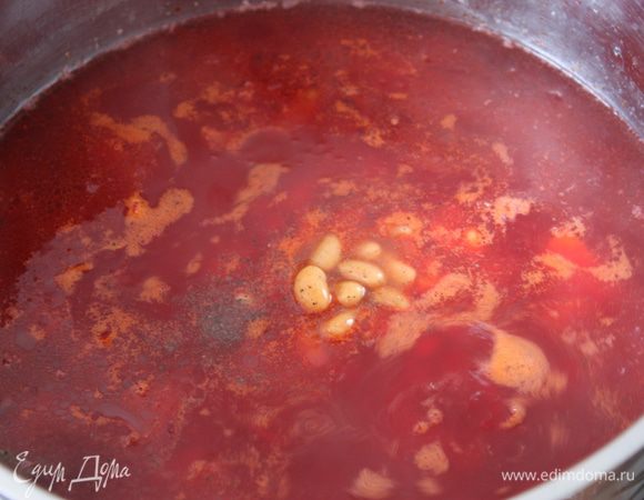 В бульон добавляем фасоль,наши овощи,натертую свеклу и перец. Варить 10 минут.Добавить пряную заправку и выключить огонь. Оставить настаиваться на 15 минут.