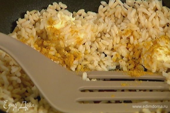 Разогреть в сковороде сливочное масло, добавить рис, карри, перемешать.