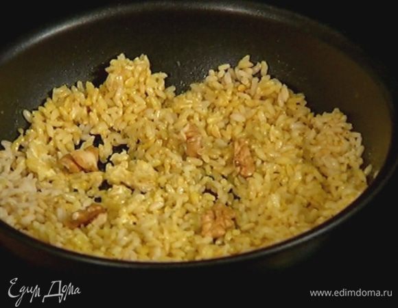 Орехи поломать руками, чтобы остались крупные кусочки, и добавить к рису.