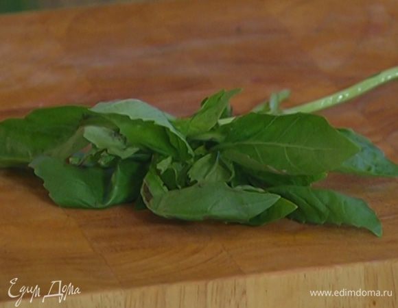 Листья базилика и мяты порвать руками (несколько листьев мяты оставить для украшения).