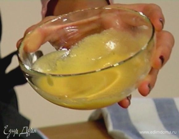 Приготовить заправку: в горчицу, непрерывно помешивая, влить оливковое масло, а затем лимонный сок.