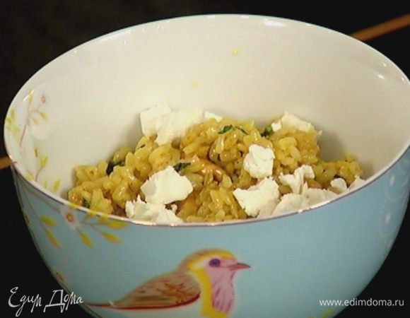 Козий сыр измельчить руками и посыпать салат.