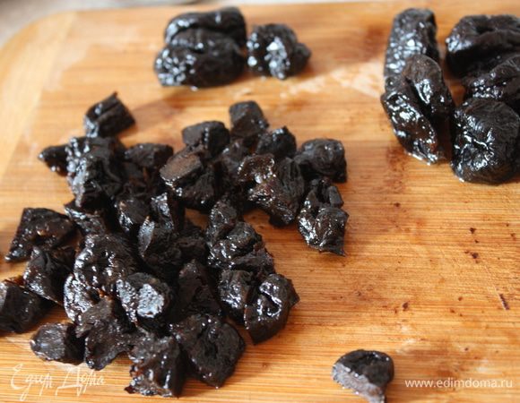 Чернослив промыть и порезать на 4 части.
