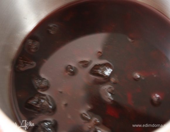 Залить вишневым соком и поставить на огонь. Довести до кипения и варить 10 минут.
