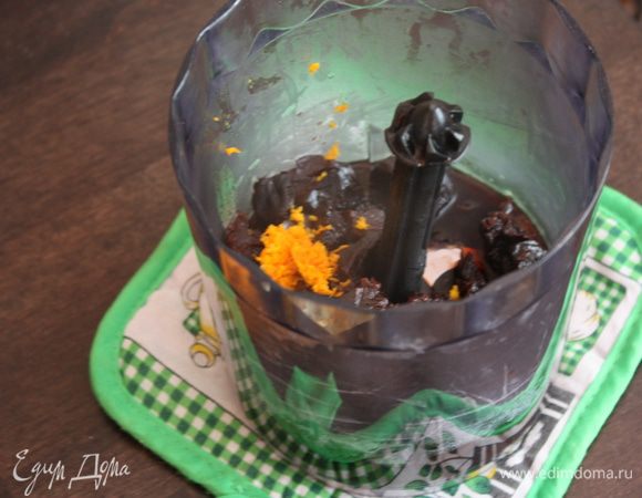 Снимем с огня, переложим в блендер, добавим натертую цедру и взобъем.