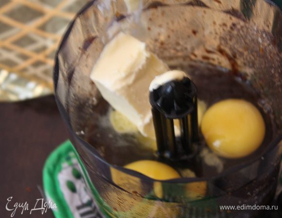 Добавим коричневый и ванильный сахар, масло и яйца и 
еще раз все взобъем.