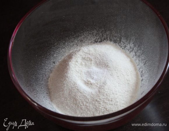 В отдельную миску просеять муку и добавить все сухие ингредиенты: разрыхлитель, соду и соль. Все перемешать.