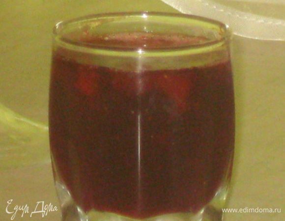 - Клубничный соус

Желатин замочить в воде.
Сок из клубники смешать с сахаром и варить до закипания.
Распустить желать на маленьком огне и влить тонкой стрункой в клубничный сироп. Варить до загустения. Учитывайте, что после остывания соус ещё чуть-чуть загустеет.