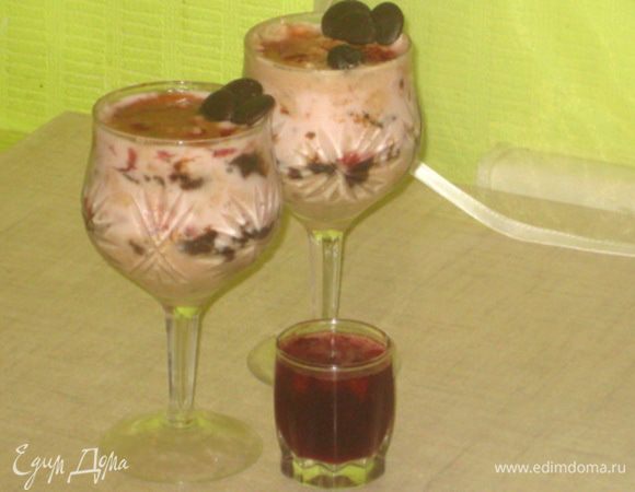 Сборка:

Выкладывание в произвольном порядке все составляющие пирожного.
Приятного клубничного аппетита! 