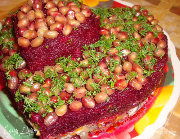 
2-й слой: измельченное на волокна мясо, присыпать слегка зеленью укропа и также смазать майонезом.