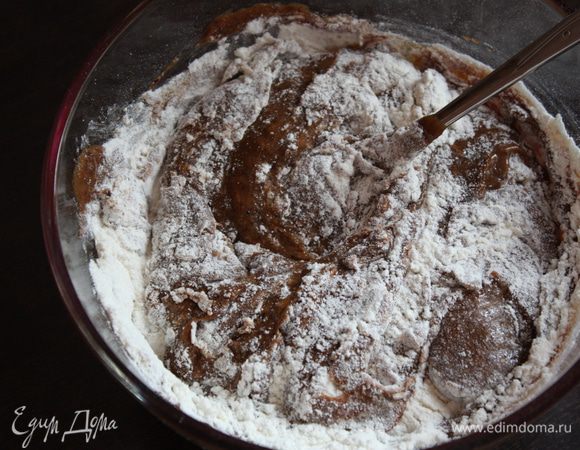 В несколько приемов всыпать муку в полученное пюре и пермешать аккуратно.