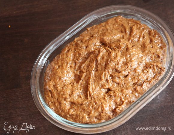 Выкладываем тесто в форму,смазанную слив. маслом, накрываем фольгой и отправляем в разогретую до 170 градусов духовку на 25 минут.