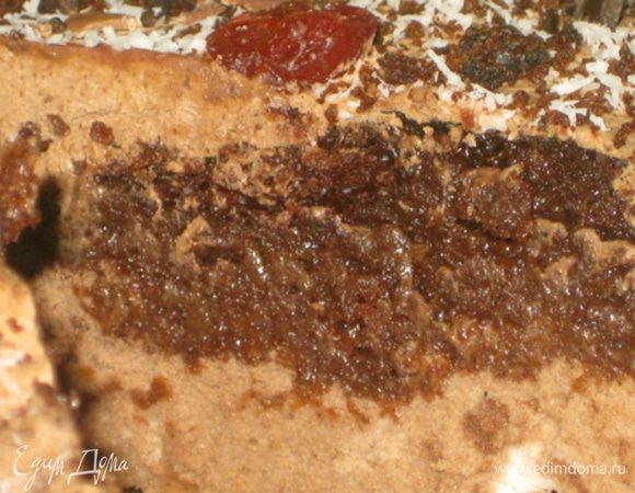 - Вегетарианский шоколадный бисквит
1. Смешиваем какао с разрыхлителем.
2. Просеиваем муку.
3. Добавляем сахар.
4. Вливаем воду, ликер, кофе и растительное масло. Перемешиваем, чтобы в тесте не попадались комочки и тесто было гладким и однородным.
5. Дно разъёмной формы выстилаем бумагой для выпекания. Выливаем тесто, выпекаем при 200 градусов до сухой зубочистки. Готовый корж остужаем на решётке. И разрезаем на 3 коржа. Будьте осторожны, бисквит ооочень нежный!
Я в коржи добавила ещё и изюм, добавьте не пожалеете! Очень советую! Изюм нужно вмешивать после добавления всем остальных ингредиентов. Его количество зависит от вашего желания.