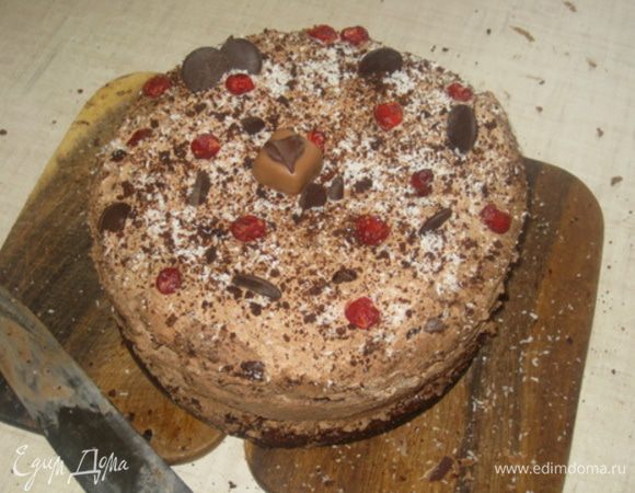 Сборка:
Коржи пропитать. На дно формы кладём корж, 1/3 шоколадно-ягодного ганаша, 1/3 часть крема, снова корж, ганаш, крем, корж, ганаш и обмазываем верх торта и бока 1/3 крема.