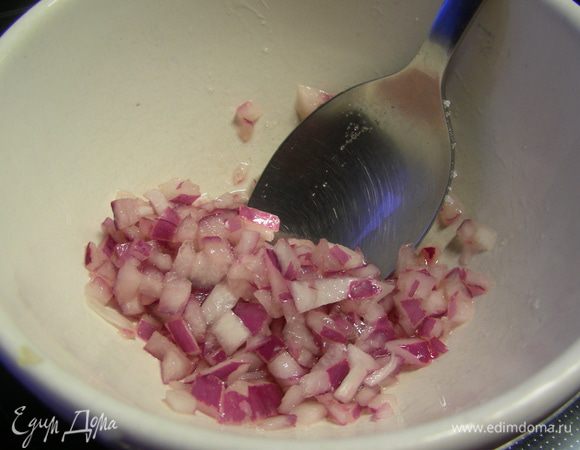 Половинка луковицы пойдет в заправку. Я сырой лук не могу есть, поэтому я его мариную в смеси 1 ст.л. уксуса и 2 ч.л. сахара (минут 30). Потом выделившийся сок я сливаю. Этот шаг необязательный, все по вкусу.
