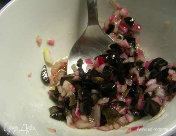 Маслины мелко режем, смешиваем с луком, добавляем винный уксус, перец по вкусу. Это наша заправка.