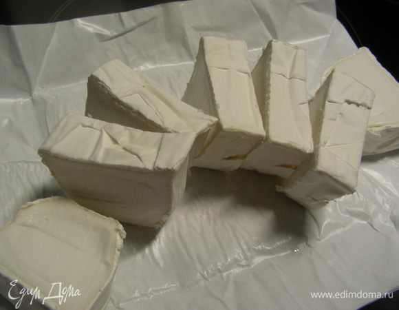 Козий сыр режем средними кружочками.

