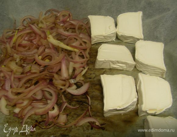 Разогреваем гриль или сковороду-гриль. Выстилаем его бумагой для выпечки. Выкладываем лук и готовим его до мягкости 2-3 минуты (у меня 5). Одновременно там же готовим козий сыр - по несколько минут с каждой стороны. (Я еще в самом конце на минуту к ним положила спаржу, чтобы она была теплая).
