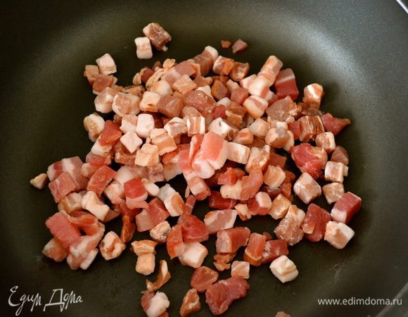 Разогреть сковороду с толстым дном и положить обжариваться кубики бекона, БЕЗ дополнительного масла!  