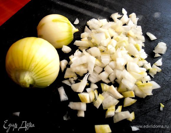 Итак,у нас быстрый ужин! Нарезаем лук (сковороду с маслом разогреваем в это время!).