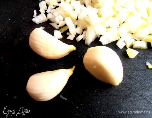 Чеснок-количество по желанию,но при жарке ядрёность чесночная улетучится и останется практически только аромат!