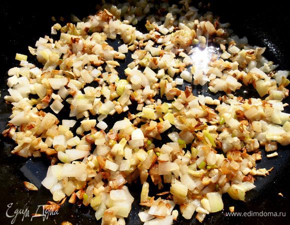 Обжариваем лук-чеснок на растительном масле до золотистости!