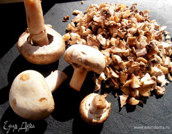 В это время крошим промытые шампиньоны...
