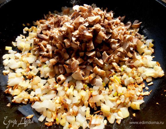 И отправляем грибочки подружиться минутку с луком)),  т.е. перемешать...