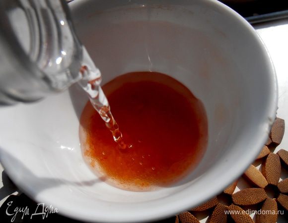 Далее готовим заливку... Сначала хотела развести водой аджику (у меня домашняя из трёх видов перца!), но потом вспомнила про свой любимый соус "Сладкий чили", на который подсадил меня сын)) Смело разводим в чашке воды пару ложек соуса, именно он придаст котлеткам пикантность и остренькое послевкусие (если нет, то чего-нибудь томатное или просто помидор нарезать!)