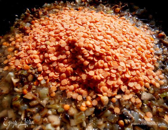 Перемешав с заливкой лук-грибы, всыпаем чечевицу (если не доверяете марке,  то её промыть в сите!).