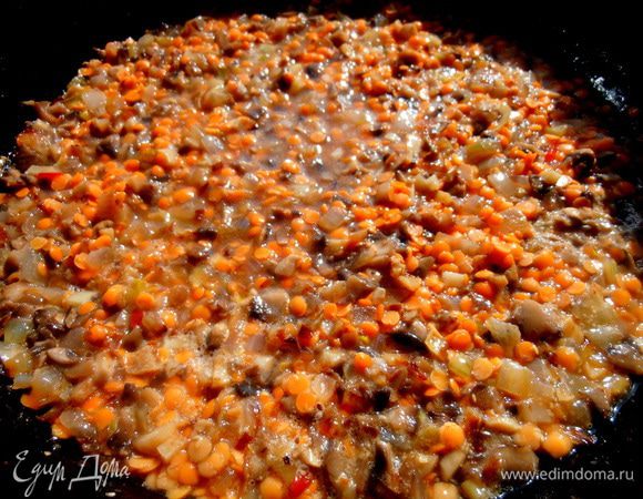 Перемешиваем снова,пробуем на соль-перец и накрываем крышкой! В процессе я вливала ещё пару чашек воды, но много не надо, главное, чтобы вся вода впиталась в чечевицу!