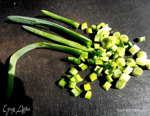 Отщипываем проросший на подоконнике лучок, нарезаем...