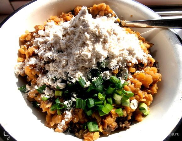 Добавляем пару ложек муки для связки, перемешиваем...