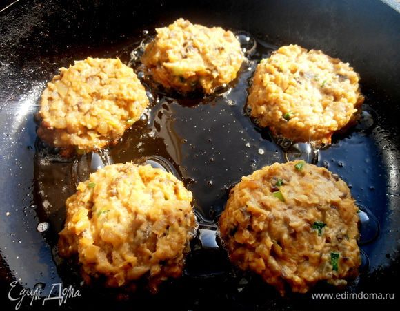 И выкладываем ложкой на разогретое масло,формуем в виде котлет! Ждём,когда зажарится нижняя сторона, не торопимся, иначе трудно будет перевернуть!