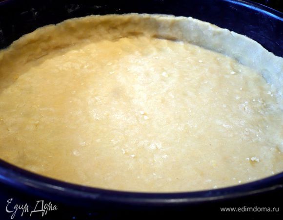 Готовим тесто. Масло режем на кусочки и энергично смешиваем с подсоленной мукой, к которой мы добавили разрыхлитель, яйцом и сахаром. Тесто раскатываем на присыпанной мукой поверхности (я это делала между двух пленок) и выстилаем им форму, образовывая бортики. Убираем в холодильник на 1 час.