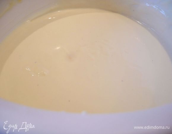 Духовку разогреваем до 175 градусов. Тем временем желтки взбиваем с сахаром, добавляем к ним, творог, пермешиваем при помощи комбайна, постепенно вводим сметану, кокосовое молоко, ваниль и крахмал. Вымешиваем до однородности.