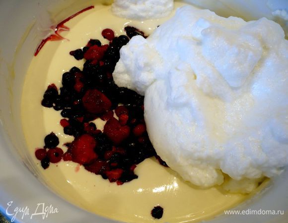 Белки взбиваем до жестких пиков. Добавляем вместе с ягодами к творожно-сметанной массе и аккуратно перемешиваем венчиком.