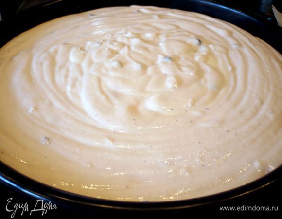 Заливаем творожно-ягодной массой форму. Благодаря совету Ириши burro salvia http://www.edimdoma.ru/retsepty/52376-limonnyy-chizkeyk-s-merengoy я решила непременно попробовать добиться гладкой верхушки у чизкейка, до сих пор мне это не удавалось, и на этот раз свершилось — таким красивым этот чизкейк еще никогда не был. Когда я выложила форму тестом, я вспомнила, что хотела сначала выложить форму пекарской бумагой, так что Иришин вариант пришлось на время отложить и воспользоваться советом Танюши Снежинки при выпечки бисквитов. Я взяла два кухонных полотенца, увлажнила их и обернула каждое фольгой. Затем положила их вокруг формы. Очень советую и Вам воспользоваться этим советом, так здорово, когда на верхушке чизкейка нет ни единой трещинки! Выпекаем 1 час 20 минут. Даем несколько часов полностью остыть и только тогда снимаем кольцо. Дно формы я рекомендую снимать только на следующий день. 