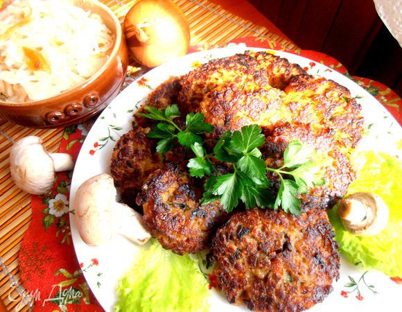 А ещё у меня на столе каждый день появляется квашеная капуста с лучком и ароматным не рафинированным маслицем... Никогда не надоедает! Угощайтесь, друзья!