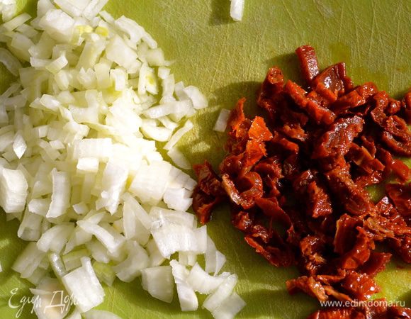 Мелко нарезать половину луковицы и вяленые помидоры.