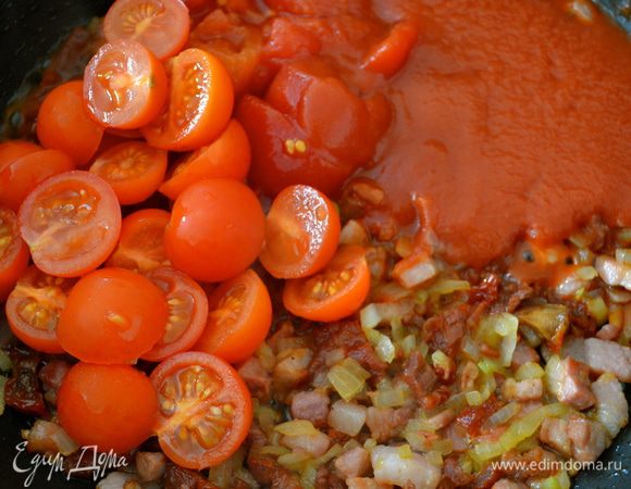 Затем добавить одновременно томатное пюре, нарезанные пополам помидорки-черри и помидоры в собственном соку (которые я предварительно разрезаю ножницами (ножом) на две-три части).