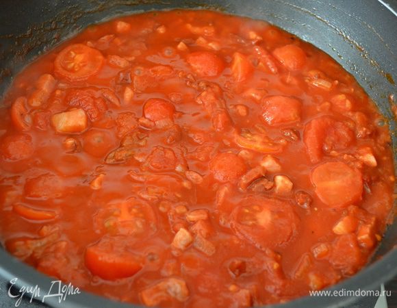 Отрегулировать количество соли и добавить перчик-чили (по желанию). Накрыть крышкой и потушить на медленном огне около 20 минут. При необходимости помешивать... 