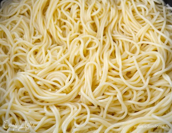 Тем временем, отварить спагетти в большом количестве подсоленной воды.   