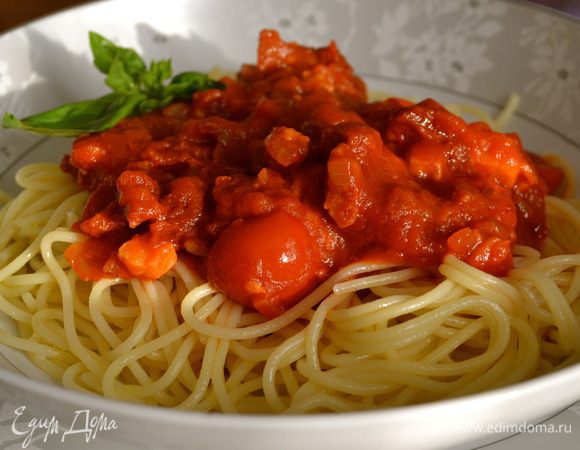 И затем добавить их к соусу вместе с базиликом... Или выложить на блюдо пасту, а сверху на нее выложить добрую порцию соуса "4 помидора"!!!