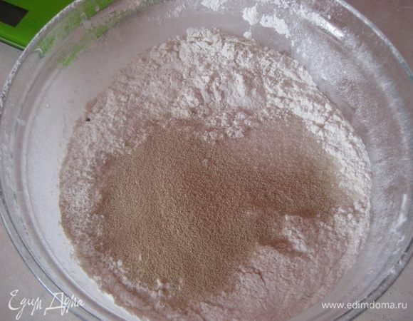 Смешать муку, дрожжи, соль, сахар, ванильный сахар.