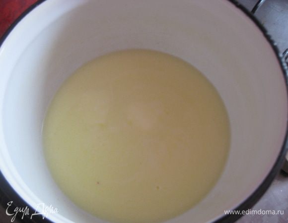 Молоко нагреть со сливочным маслом до полного растопления. Остудить до темп. 50 гр.