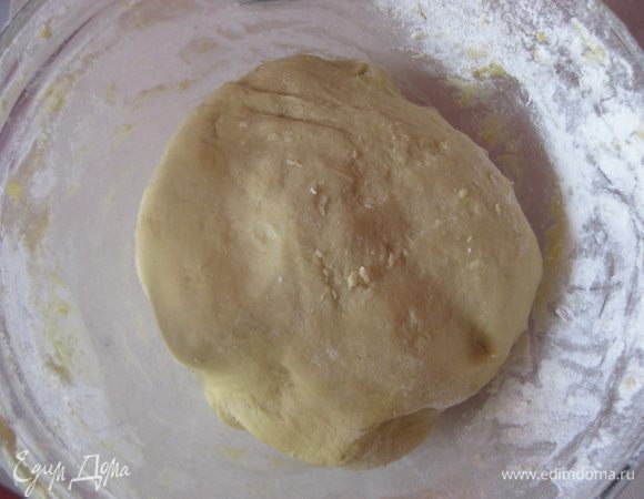 Добавляем молочную смесь к мучной, начинаем мешать тесто ложкой. Добавляем яйца и хорошо вымешиваем тесто около 10 минут. Должно получиться мягкое не липкое тесто. В процессе замеса может уйти немного больше муки, потому что мука у всех разная.