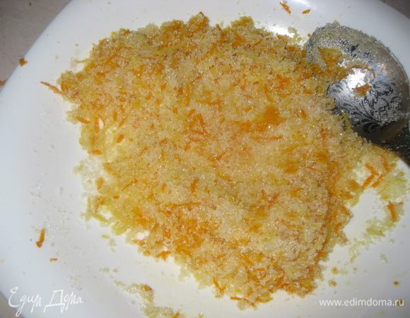 Тем временем готовим начинку: снимаем цедру с апельсина и лимона, смешиваем с сахаром.