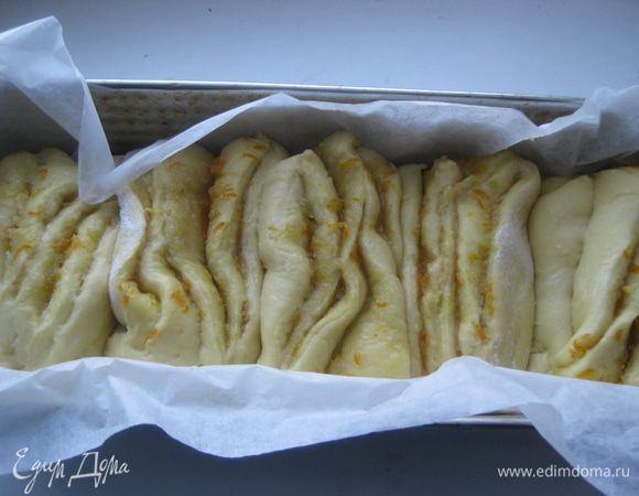 Получившуюся стопочку разрезаем на 6-7 частей поперек. Прямоугольную форму для выпечки смазываем маслом или выстилаем пергаментом. Выкладываем стопочки срезом наверх. Оставляем подходить в теплом месте на 40-60 минут. Стопочки должны склеится друг с другом. Выпекаем в ранее разогретой  духовке при темп. 180 гр. 45-50 минут.