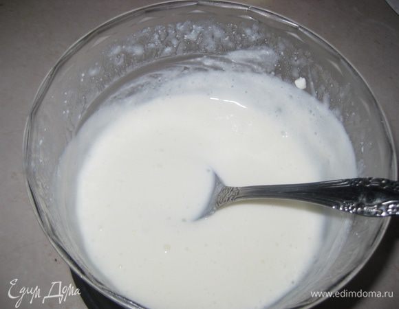 Готовим заливку - все компоненты смешиваем до однообразного состояния.
Если слишком густо - добавляем еще немного молока или лимонного сока.